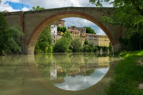 Widok Ponte Della Concordia Starożytny Rzymski Most Przez Rzekę Metauro — Zdjęcie stockowe
