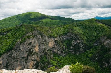 İtalya 'nın Marche bölgesindeki Furlo vadisinin üzerindeki yeşil dağların manzarası