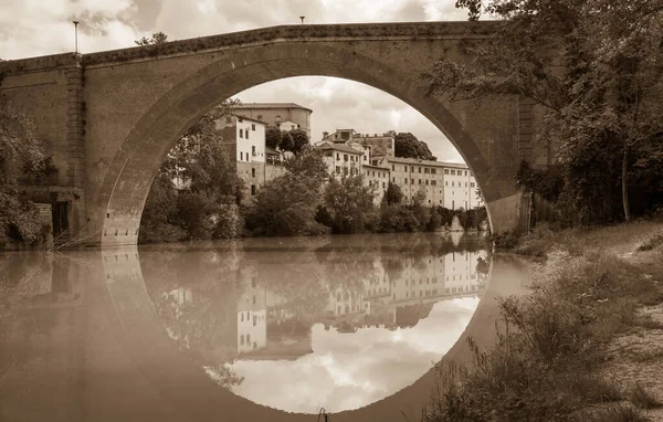 Sepia Widok Starożytnego Rzymskiego Mostu Przez Rzekę Metauro Fossombrone Prowincja — Zdjęcie stockowe