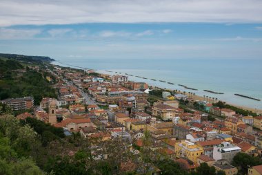 Çağdaş İtalya 'nın Cupra Marittima kentinde yeşil ağaçlarla Adriyatik denizi, Marche bölgesi, Avrupa tepeleri arasında yer alan Cupra Alta (Marano) hava manzarası