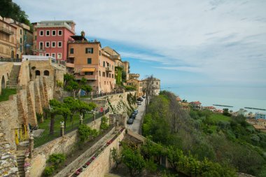 GROTTAMARE, İtalya - 12 Mayıs 2023: Marche bölgesindeki Grottammare ortaçağ köyünün panoramik manzarası