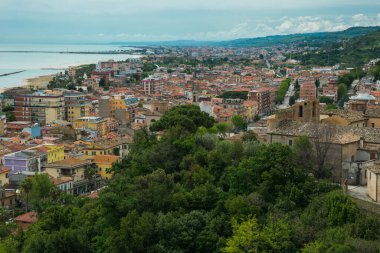 Yaz mevsimi boyunca Marche bölgesindeki adriyatik deniz üzerindeki Grottammare şehrinin havadan görünüşü