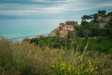 Adriyatik Denizi 'ndeki ünlü ortaçağ kasabası Grottammare' nin bahar manzarası, İtalya