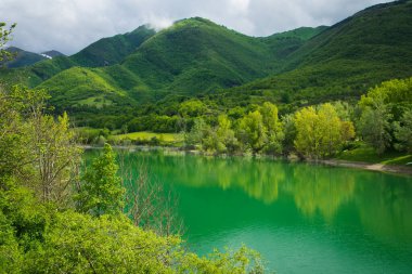 İtalya 'nın orta kesimindeki dağlarda, Marche bölgesinde Giastra Gölü' ne bir bakış.