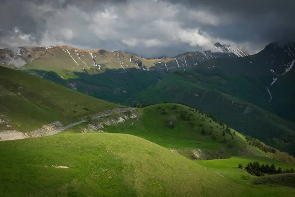 Céu Escuro Com Nuvens Sobre Altas Montanhas Região Marche Itália — Fotografia de Stock