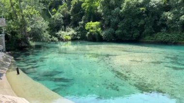 Umbria İtalya 'daki Le Mole di Narni' nin kristal suyunun panoramik görüntüsü. 4k ile kes.