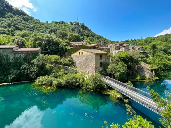 이탈리아 움브리아에 아름다운 물위에 마을의 — 스톡 사진