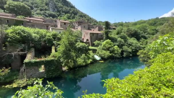 Blick Auf Stifone Ein Idyllisches Altes Dorf Über Den Fluss — Stockvideo