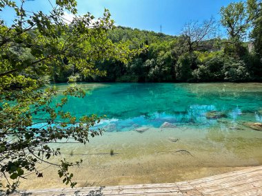 İtalya 'nın Umbria bölgesinde Nera nehri üzerinde güzel bir doğal havuz.