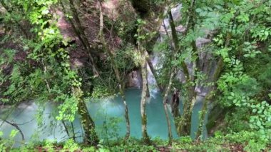 İtalya 'nın Umbria ormanında turkuaz suyu ile muhteşem bir doğal havuz.