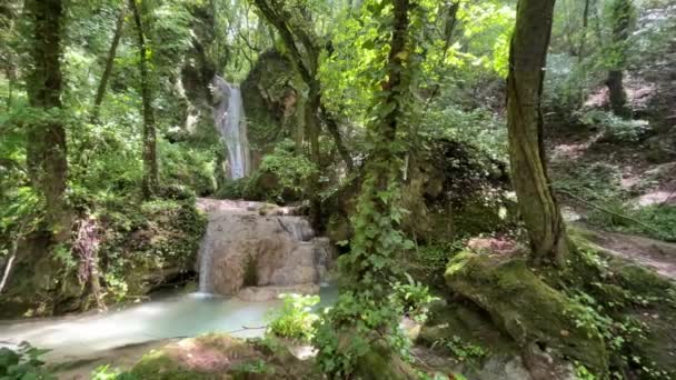 Blick Auf Erstaunliche Wasserfall Der Wilden Umbrischen Wald Während Der — Stockvideo