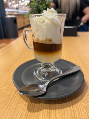 TREVI, İTALYA - 7 Haziran 2023 Masadaki espresso con panna 'yı kapat