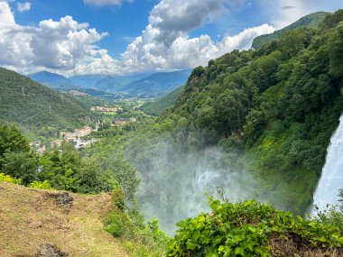 İtalya 'nın Umbria bölgesinde Marmore' dan Valnerina 'nın güzel bir manzarası yükseliyor.