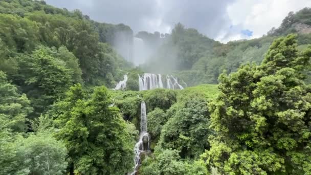 Utsikt Över Majestätiska Och Berömda Marmore Vattenfall Umbrien Regionen Molnig — Stockvideo