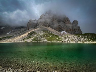 İtalya 'nın bölgeleri arasında, Lago di Pilato ile birlikte Redentore Dağı manzarası
