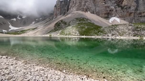 意大利Monti Sibillini山自然公园Umbria和Marche地区之间的Redentore山与Lago Pilato的景观 — 图库视频影像