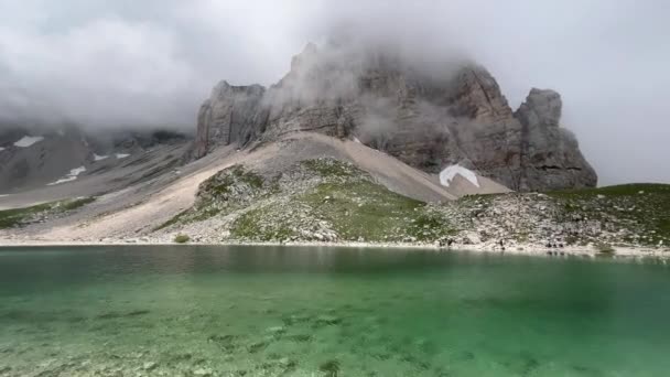 Πανοραμική Θέα Της Λίμνης Πιλάτο Στους Πρόποδες Του Όρους Redentore — Αρχείο Βίντεο