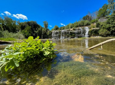 Vado, Marche bölgesindeki Sant 'Angelo' da Sasso şelalesinin (Cascata del Sasso) panoramik manzarası