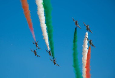 Hava gösterisi Jet uçakları akrobatik İtalyan takımı Frecce Tricolori gökyüzüne İtalyan bayrağı figürü çiziyor, üç renkli oklar.