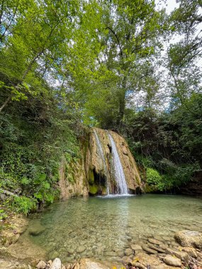 İtalya 'nın Marche bölgesindeki yeşil ormandaki büyülü şelale manzarası