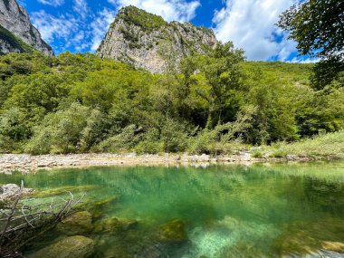 İtalya 'nın Marche bölgesindeki ünlü Frasassi mağarası (Grotte di Frasassi) yakınlarındaki Sentino nehrindeki doğal havuz manzarası