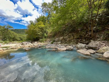 İtalya 'da kutsal suyla Sentino nehrinin manzarası