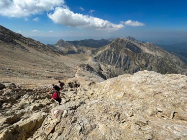 Grand SASSO, İtalya - 23 Ağustos 2023: Corno Grande 'ye giden zorlu yol, Abruzzo' daki Gran Sasso Dağı.