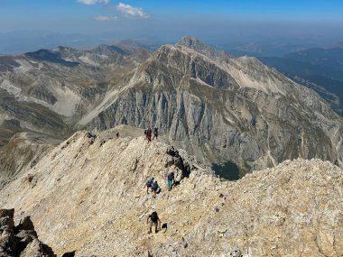 Abruzzo bölgesinde 2912 metre yükseklikteki Corno Grande 'nin Vetta Occidentale' sine giden yüksek irtifa manzarası, Cresta Ovest 'in Via delle Creste Creste Creste' i.