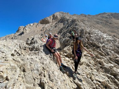 Gran SASSO, İtalya - 23 Ağustos 2023: Abruzzo Bölgesi 'nin Gran Sasso bölgesinde Corno Grande' nin zirvesine ulaşmanın zor yolunu görmek