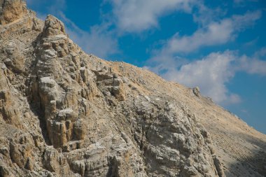 İtalyan apenininin en yüksek dağı olan Gran Sasso 'nun ünlü kitlesi Abruzzo bölgesinde büyük bir zirve manzarası.