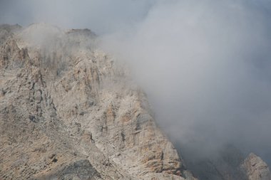 İtalya, Abruzzo 'da Gran Sasso' nun zirvesinin sisli manzarası