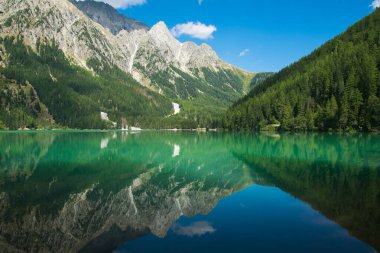 Antholzer See Panoramik görünümü (İtalyanca: Lago di Anterselva) Güney Tirol küçük bir göl, İtalya