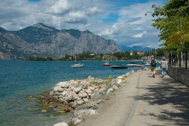 Göl kıyısı ve dekore edilmiş geçit, Garda Gölü, Veneto, İtalya, Avrupa ile güzel Malcesine turistik tatil