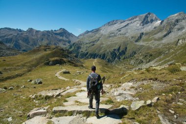 RIFUGIO PORRO, İtalya - 4 Eylül 2023: Alto Adige, İtalya 'daki Zillertal Alplerdeki patika manzarası