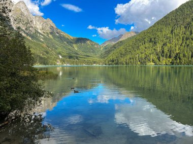 Alto Adige, İtalya 'da Antholzer See (İtalyanca: Lago di Anterselva) yaz manzarası