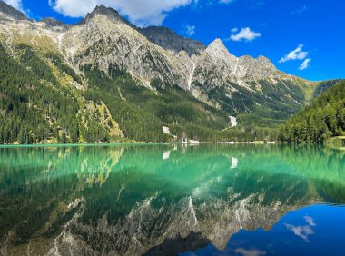 Güney Tyrol, İtalya 'da güzel bir göl olan Antholz Gölü yaz manzarası