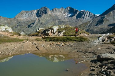 Valle Aurina, Güney Tyrol, İtalya 'daki Giogo Lungo sığınağının eteklerindeki dağlık göl manzarası