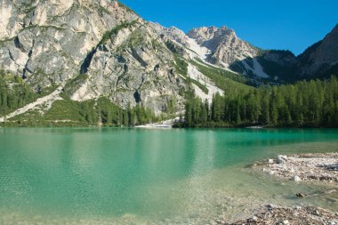 Dolomite Dağları 'ndaki Pragser Wildsee ya da Lago di Braies olarak da bilinen Braies Gölü' nün yaz manzarası, Alto Adige, İtalya