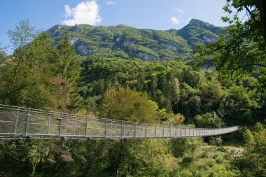 Tenno Gölü, Trentino, İtalya 'daki asılmış köprünün panoramik görüntüsü