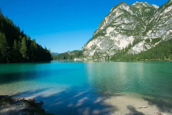 İtalya 'nın Dolomites Alplerindeki görkemli Braies Gölü manzarası