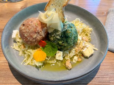 Canederli ya da Knodel 'i peynirle kapatın. Kuzey İtalya geleneksel yemeği, Trento, Alps, Alto Adige, İtalyan, Avusturya mutfağı için tipik makarna