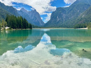 Meşhur dağ gölü olan Alp yaz manzarası. Toblacher 'ın görüntüsü İtalyan dolomitlerinde, Avrupa' da göl ve yeşil ormanı gösteriyor