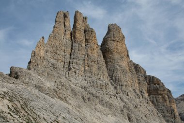 Dolomites dağlarının panoramik manzarası - Vajolet Kuleleri (Torri del Vajolet), Fassa Vadisi (Val di Fassa) Dolomitleri, Güney Tyrol, İtalya