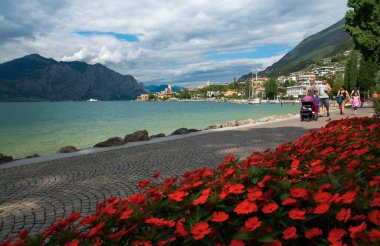 MALCESINE, ITALY - 30 Ağustos 2023: Malcesine - Lago di Garda Gölü üzerinde gezinti manzarası