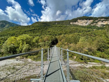 Trentino İtalya 'daki Tenno Gölü yakınlarındaki asılı Tibet köprüsünün panoramik manzarası