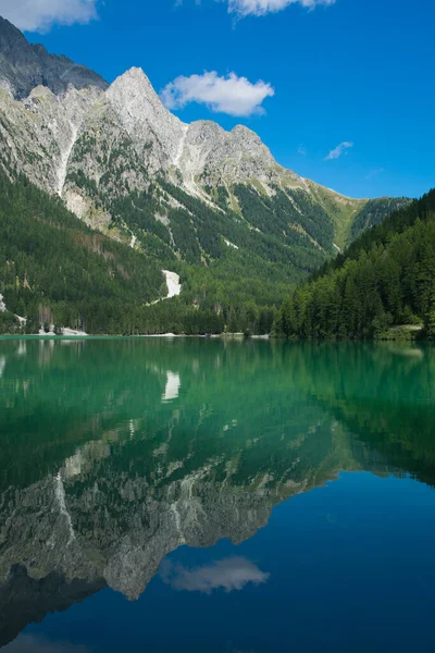 Güney Tyrol, İtalya 'da güzel bir göl olan Antholz Gölü manzarası