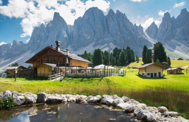 VAL DI FUNES, ITALY - SEPTEMBER 2, 2023: Geisler Alm, Dolomites Italy, İtalyan Dolomitlerle Val Di Funes dağlarında yürüyüş, Doğa Park Geisler-Puez ve Güney Tyrol 'de Geisler Alm. İtalya Avrupa zanser sadaka