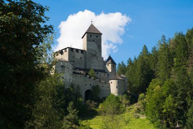 Campo Tures 'teki Taufers Kalesi' nin panoramik manzarası. Valle Aurina Brunico yakınlarında, Güney Tyrol, İtalya