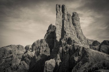 Val di Fassa 'daki Violet Kuleleri' nin (Torri del Vajolet) siyah ve beyaz görünümü, İtalyan dolomitleri