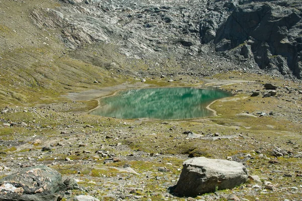 Lago Idílico Alpino Con Agua Esmeralda Cerca Del Alm Giogo —  Fotos de Stock